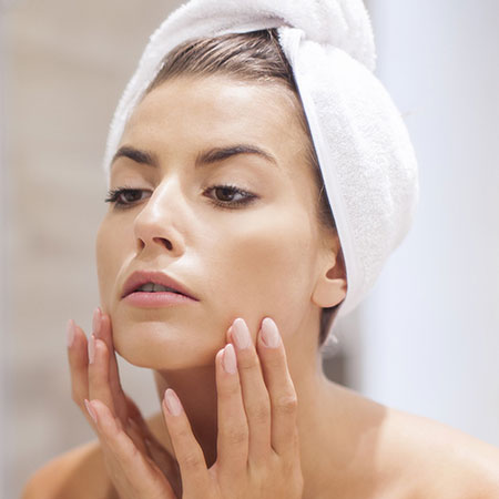 Krémy, sérové masky